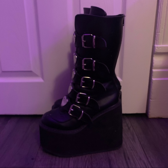 black ♡ clasp Demonias , used but in great condition! - Picture 3 of 4